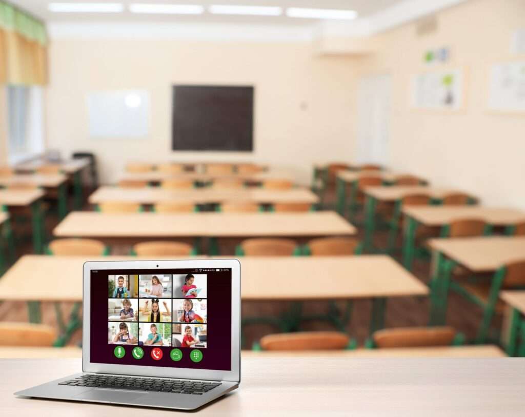 nfographic explaining the difference between synchronous and asynchronous virtual learning for online school students.